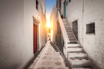 Obraz premium Narrow alley in the town of Mykonos at sunset.
