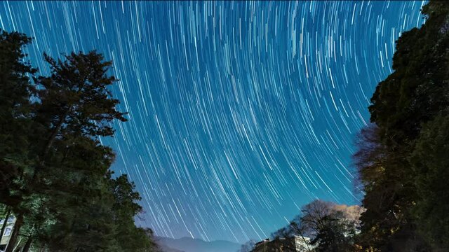 東京都奥多摩氷川渓谷の星の軌跡4kタイムラプス