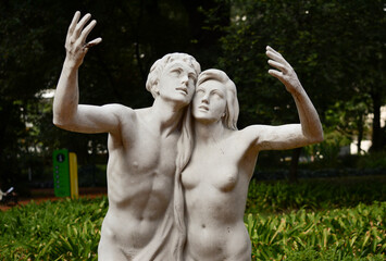 statue or sculpture of a couple looking at the sky in the botanical garden of the city of buenos aires