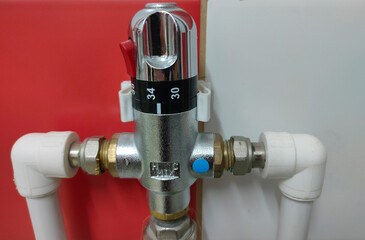 Automatic mixer with thermo adjustment for the preparation of warm water