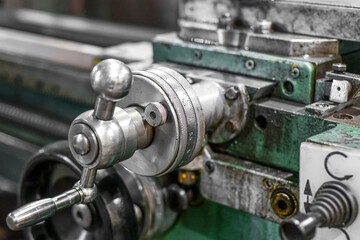 Close-up close-up of a limb on a rusty lathe in a workshop.