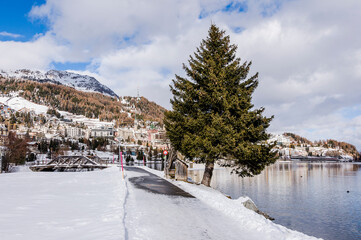 St. Moritz, St. Moritzersee, Seeufer, Engadiner Dorf, Oberengadin, Corviglia, Alpen, Weihnachten, Winter, Wintersport, mond&auml;n, Graub&uuml;nden, Schweiz
