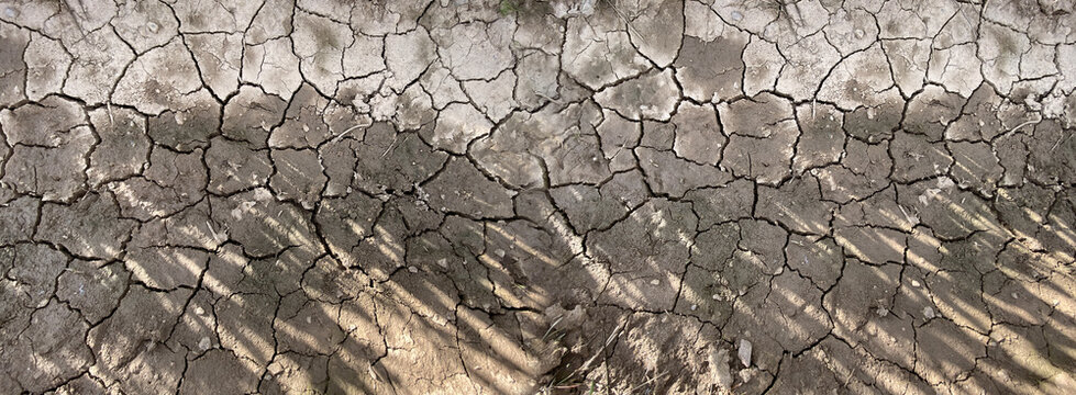 Dürre - ausgetrockneter landwirtschaftlicher Boden - dürrer Erdboden. Klimawandel. 