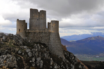 Fototapeta premium Castello di Rocca Calascio in una giornata nuvolosa 