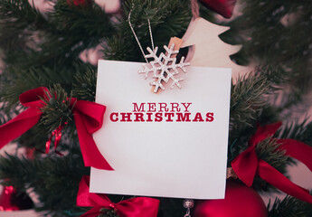 Weihnachtsgrüße, Tannenbaum mit roten Schleifen und Herzen, weißer Holz-Tannenbaum-Anhänger;...