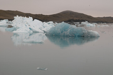 Eisberge, Eisscholen und Eisstücke in der Gletscherlagunne Jökulsárlón im Südosten von Island. Sie lösten sich von der Gletscherzunge des Breiðamerkurjökull ab und schwimmen in den Atlantischen Ozean