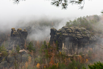 Felsen im Nebel