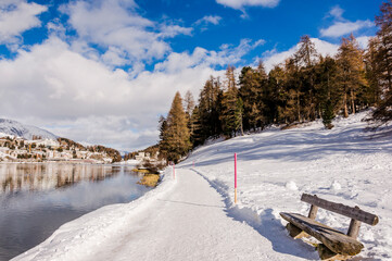 St. Moritz, See, St. Moritzer See, Seeufer, Dorf, Alpen, Schweizer Berge, Weihnachten, Winter, Wintersport, Winterferien, Oberengadin, Graub&uuml;nden, Schweiz