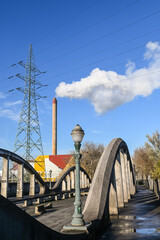 Environnement fumée pollution cheminée air carbone ozone industrie Brussels electricité electrique ligne pont beton - obrazy, fototapety, plakaty