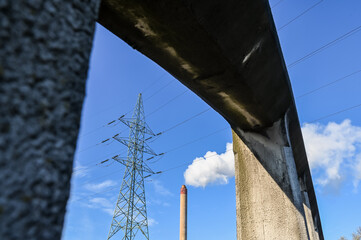 Environnement fumée pollution cheminée air carbone ozone industrie Brussels electricité electrique ligne pont beton - obrazy, fototapety, plakaty