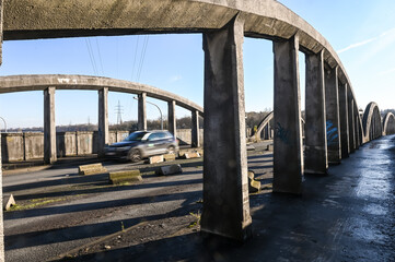Pont beton circulation vieux vitesse voiture auto Brussels