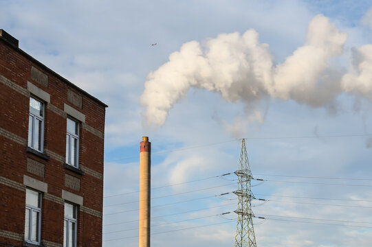 Environnement fum&eacute;e pollution chemin&eacute;e air carbone ozone industrie Brussels riverain habitation logement immobilier electricit&eacute;
