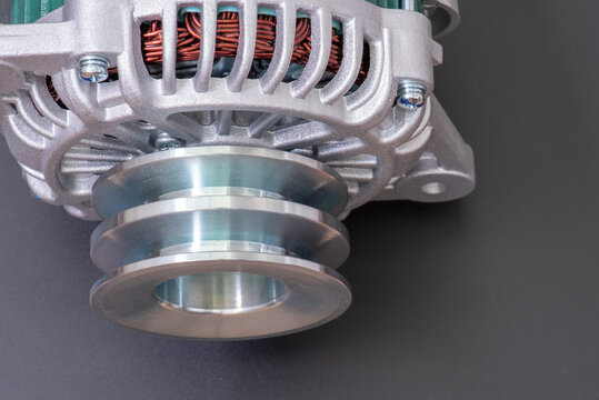 Alternador de coche con polea doble, vista superior.