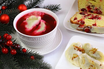 Czerwony barszcz z pierogami - tradycyjna polska potrawa wigilijna - obrazy, fototapety, plakaty
