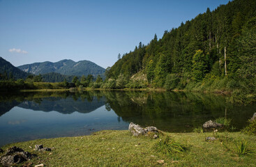 Fototapeta na wymiar Sommer Stimmung am Lödensee im bayerischen Voralpenland bei Ruhpolding mit Blick vom Seeufer und Bergpanorama Landschaft im Hintergrund 