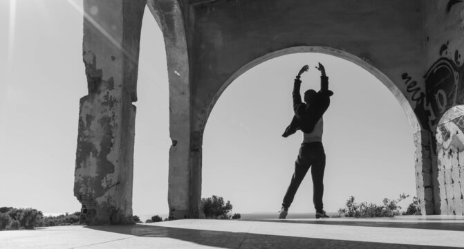 Bailar&iacute;n en blanco y negro, bajo la arcada