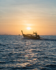 Obraz premium Fishing Boat at Sunset