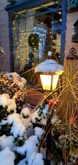 Świąteczna dekoracja domu, zima w ogrodzie, oświetlenie ogrodu, latarnia ogrodowa