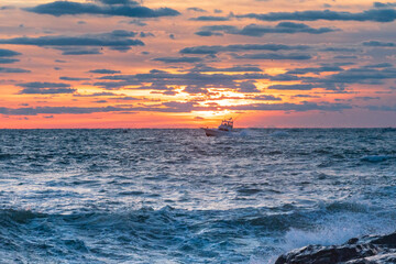 Obraz premium Fishing boat at sunrise of the New Jersey Coastline