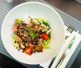 Traditional spanish dish ensalada de atun con puerro confitado y modena