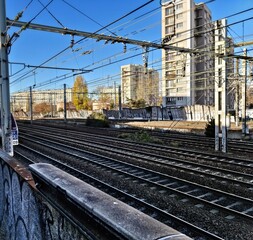 Fototapeta premium Des voies de chemin de fer en pleine ville