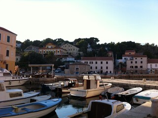 Boote im Hafen in Kroatien