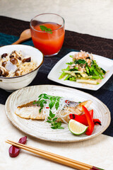 日本の家庭料理　白身魚の香味焼き　ミツバのわさび風味の煮たしとキノコと里芋の炊き込みご飯　トマトとオレンジのゼリー