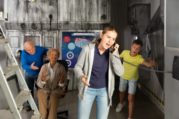 Obraz premium Scared girl shouts into the telephone receiver
