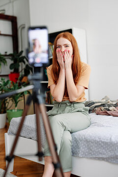 Woman forget text during live streaming
