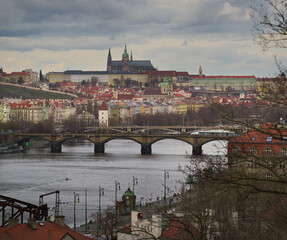 Obraz premium view of prague castle and bridges on the vltava river in the center of prague on a cloudy day