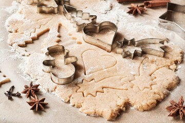 Weihnachtskekse ausstechen und backen: Chai-Kekse aus Mürbeteig mit weihnachtlichen Gewürzen wie...