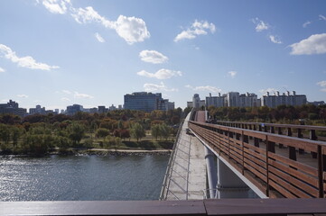 한강 남측에서 선유도공원으로 이어지는 고가도로는 한강과 자연 초원을 바라보며 휴식을 취하고 서울의 탁 트인 전망을 즐길 수 있습니다.