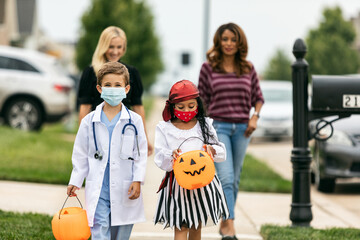 Halloween: Kids Trick Or Treating With Face Mask For Covid-19