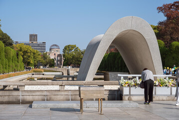 Memorial Cenotaph in Hiroshima Peace Memorial Park　広島平和記念公園 原爆死没者慰霊碑と原爆ドーム - obrazy, fototapety, plakaty