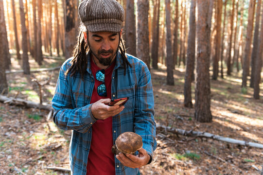 Alternative male using smartphone 