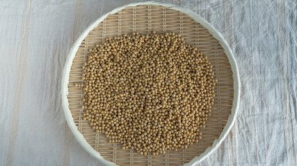 竹ざるの上の大豆