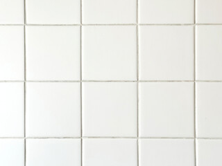 浴室の白いタイル壁