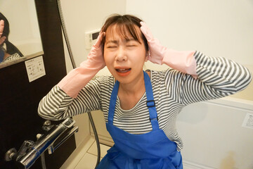 お風呂掃除をする女性　失敗