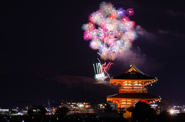 奈良の伝統行事　若草山の山焼きを知らせる花火