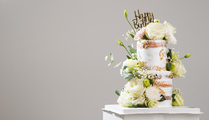 Obraz na płótnie Canvas bouquet of roses on weeding or birthday cake.
