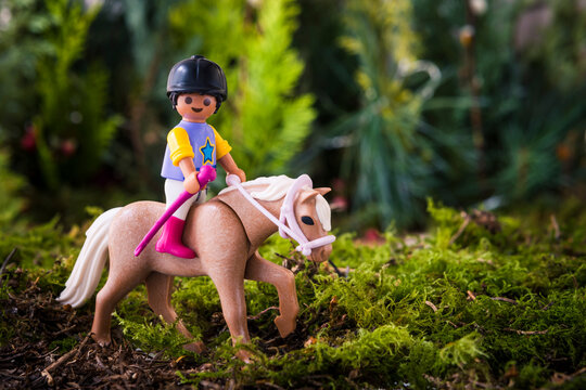 Lippstadt - Deutschland 5. Dezember 2021 Playmobil M&auml;dchen im Wald mi einem Pferd
