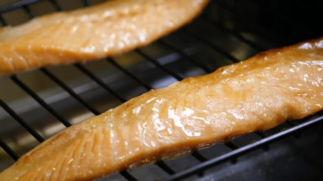 焼魚の動画。グリルした鮭のハラス。