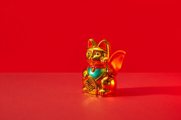 Maneki-neko statue