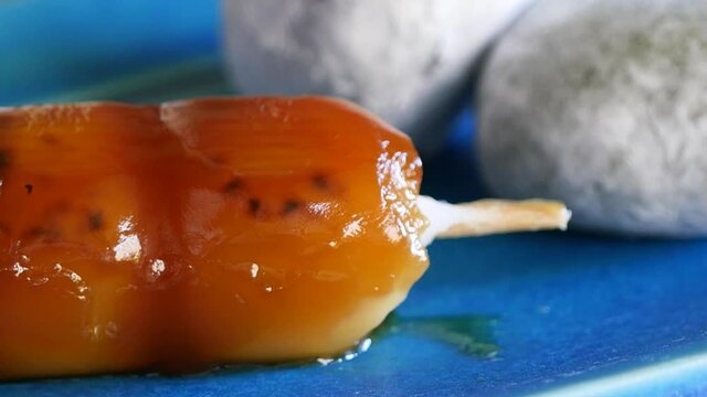 和菓子の大福とみたらし団子。食べられた団子のクローズアップ動画。