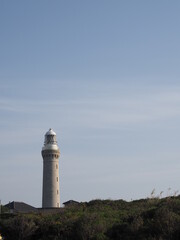 Fototapeta na wymiar 薄曇りの空と灯台
