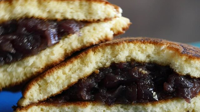 あんこがたっぷり詰まったどら焼きの断面のクローズアップ動画。