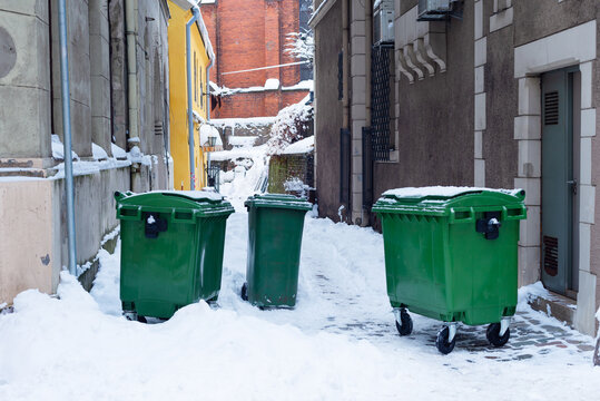 Snowfall in vinter day, problems with trash can