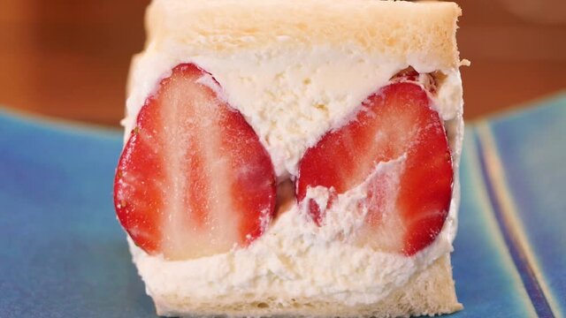 新鮮な苺とホイップクリームを挟んだスイーツサンドイッチの動画。