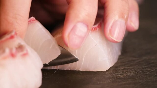 包丁でカットしてるハマチの刺身の動画。