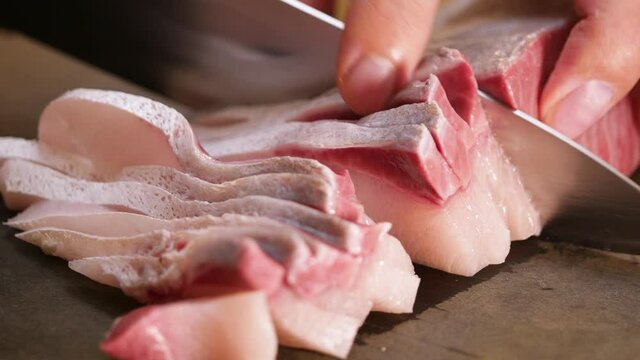 新鮮なハマチの刺身をスライスする動画。